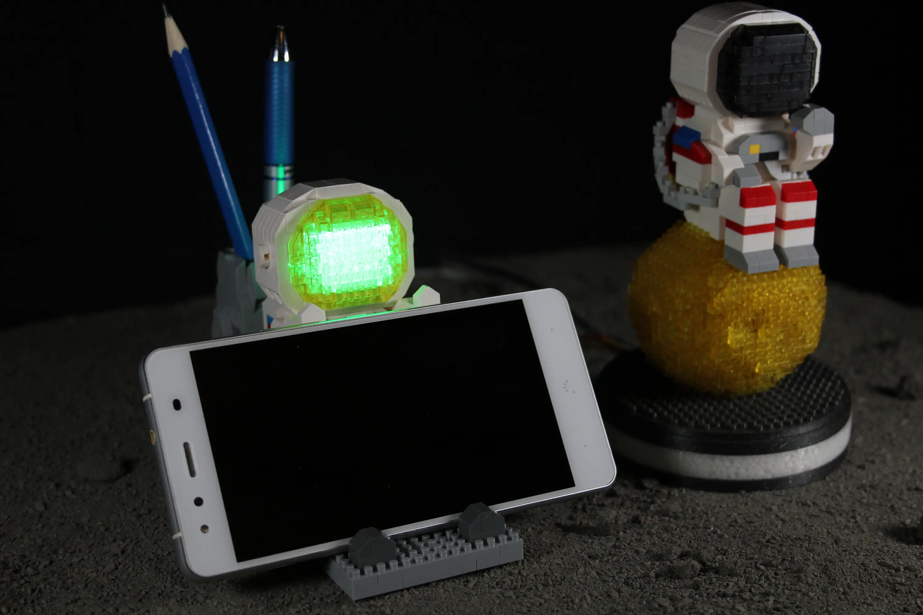 Astronaut Smartphone and Pen Holder